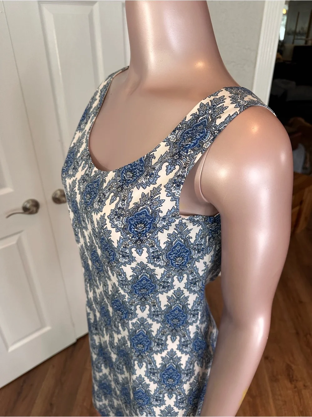 LILA ROSE Blue & White Damask Shift Dress | Size 4 | Fully Lined | B-1831 - Picture 5 of 16